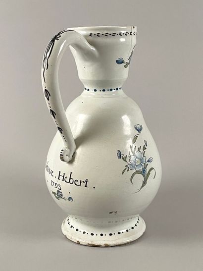 SINCENY.
Pichet à cidre à décor d'œillets...