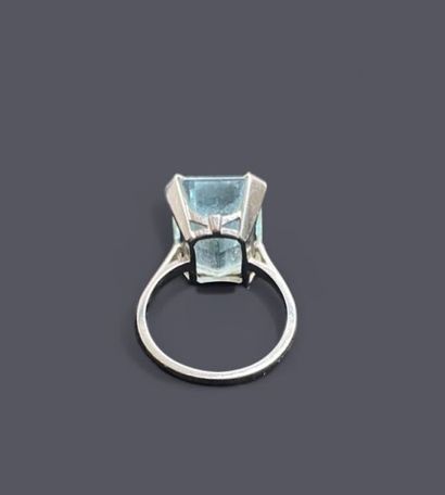 18k (750 thousandths) white gold ring set...