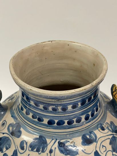 ITALIE, Montelupo.
Paire de grands vases,...