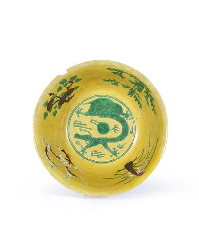 CHINE. 
Grand bol à fond jaune décoré aux...