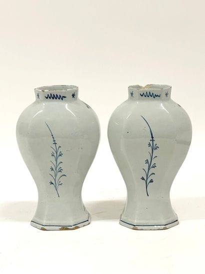 DELFT.
Paire de vases à panse aplatie, décor...
