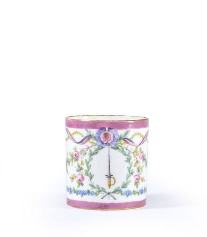 SÈVRES.
Tasse litron en pâte tendre à décor...