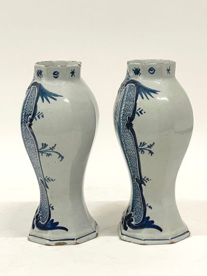 DELFT.
Paire de vases à panse aplatie, décor...