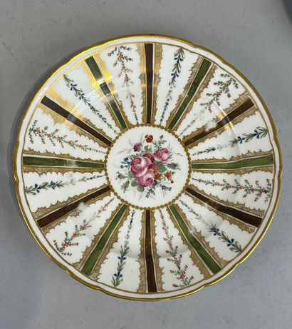 PARIS et BORDEAUX.
Trois assiettes en porcelaine....