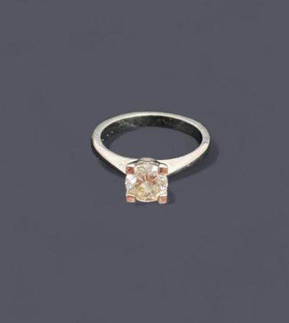 Ring in 18k (750 thousandths) white gold...