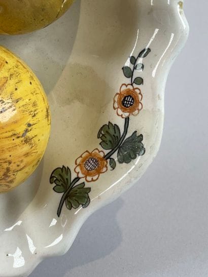 ITALIE.
Assiette en faïence en trompe-l'œil...