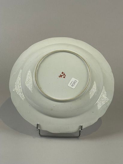 ITALIE, Cozzi.
Assiette creuse à décor d'une...