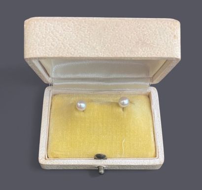 Pair of collar buttons in 18k (750 thousandths)...