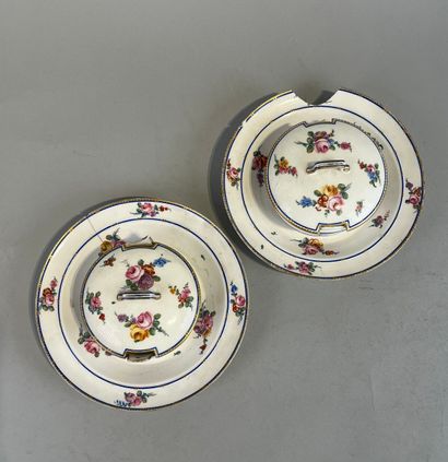 SÈVRES. 
Paire de beurriers ronds couverts...