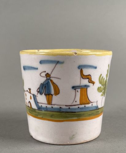 MOUSTIERS.
Tasse litron et sa sous-tasse...