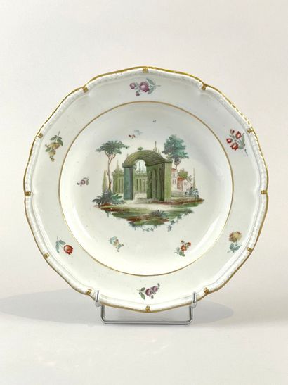 ITALIE, Cozzi.
Assiette creuse à décor d'une...