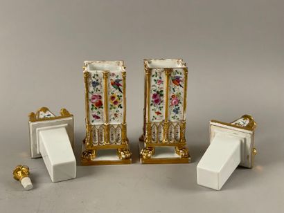 PARIS.
Paire de vases de style cathédrale...