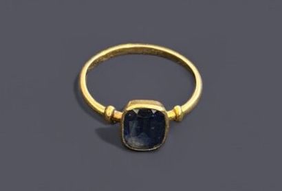 18k (750 thousandths) gold ring set with...