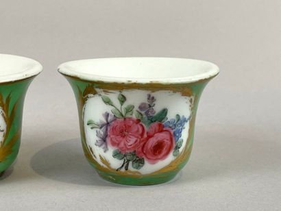 SÈVRES et PARIS
Deux pots à pommade, à décor...