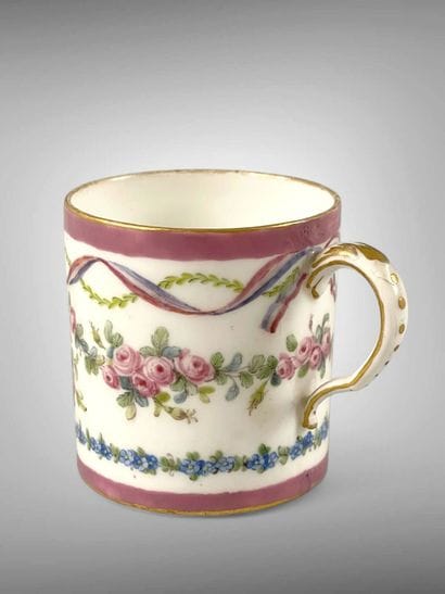 SÈVRES.
Tasse litron en pâte tendre à décor...