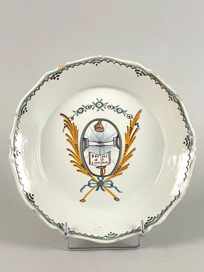 NEVERS.
Assiette en faïence à bord contourné...