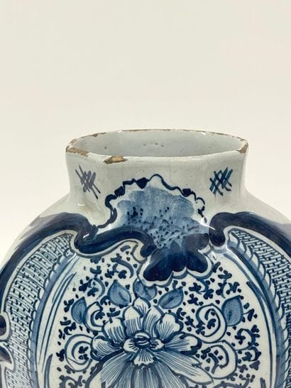 DELFT.
Paire de vases à panse aplatie, décor...