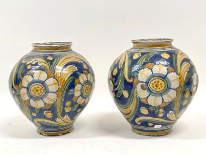 ITALIE, Sicile, Caltagirone. 
Deux vases...