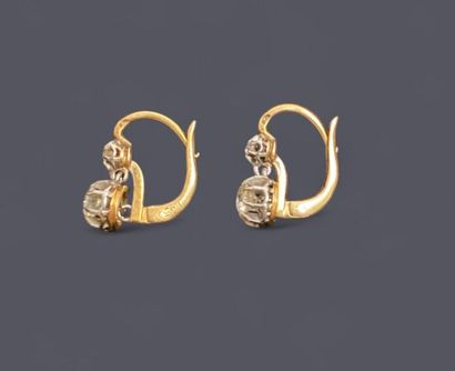 Pair of 18k (750 thousandths) gold tremble...