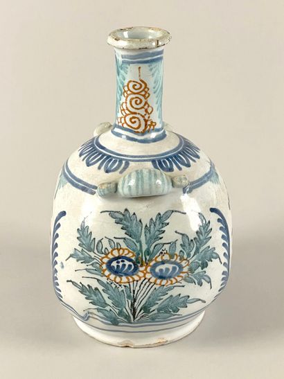 NEVERS.
Gourde à deux passants, décor polychrome...