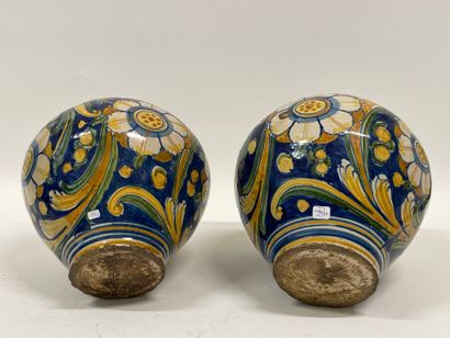 ITALIE, Sicile, Caltagirone. 
Deux vases...