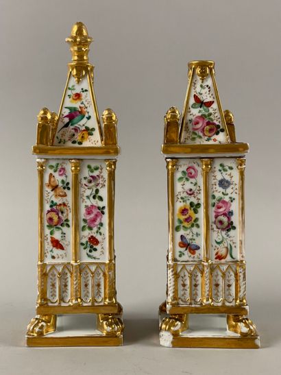 PARIS.
Paire de vases de style cathédrale...