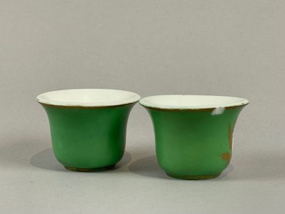 SÈVRES et PARIS
Deux pots à pommade, à décor...