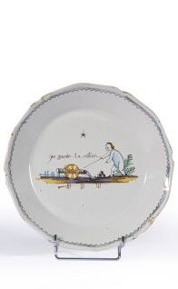 NEVERS. 
Assiette en faïence à bord contourné...