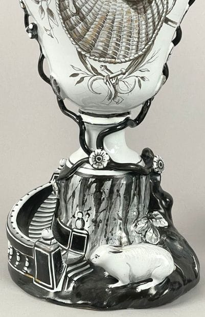 SUÈDE, Marieberg.
Paire de vases couverts...