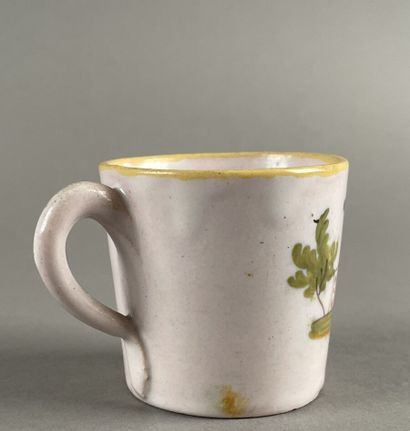 MOUSTIERS.
Tasse litron et sa sous-tasse...