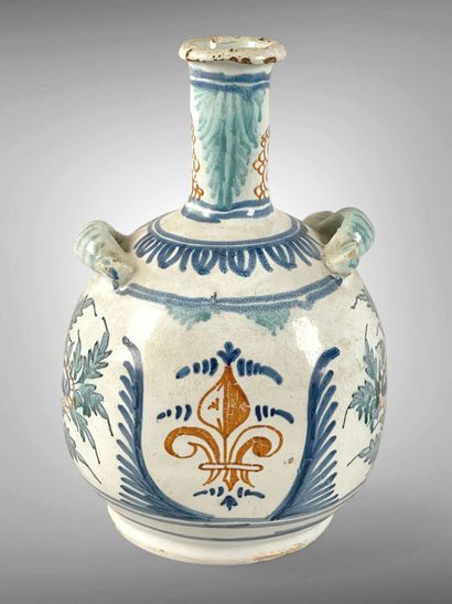 NEVERS.
Gourde à deux passants, décor polychrome...