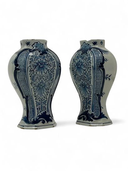 DELFT.
Paire de vases à panse aplatie, décor...
