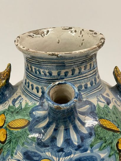 ITALIE, Montelupo.
Paire de grands vases,...