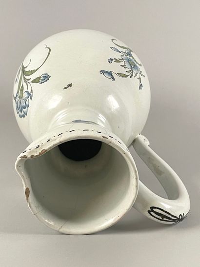 SINCENY.
Pichet à cidre à décor d'œillets...