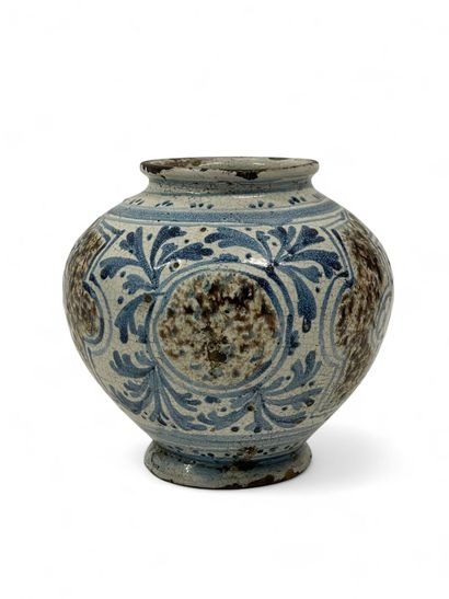 ITALIE, Sicile, Caltagirone 
Vase boule décoré...