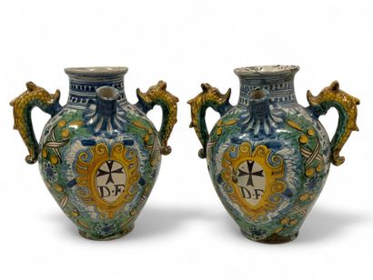 ITALIE, Montelupo.
Paire de grands vases,...