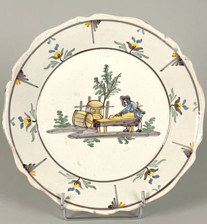 NEVERS. 
Assiette en faïence à bord contourné...