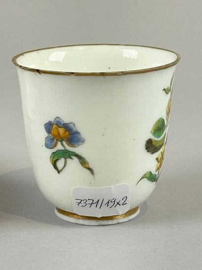ITALIE, Capodimonte.
Tasse gobelet à décor...