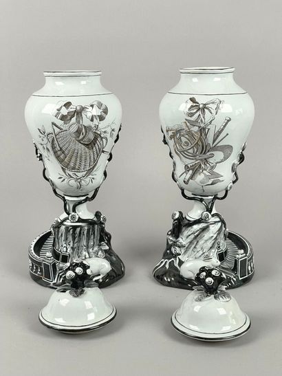 SUÈDE, Marieberg.
Paire de vases couverts...