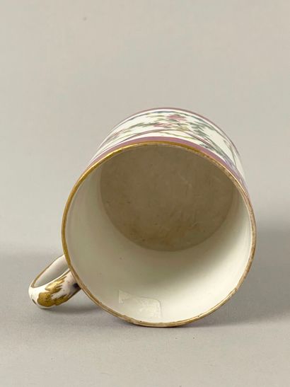 SÈVRES.
Tasse litron en pâte tendre à décor...
