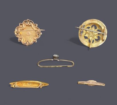 Réunion de trois broches en or 18k (750 millièmes),...