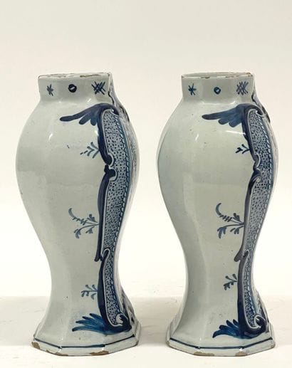DELFT.
Paire de vases à panse aplatie, décor...