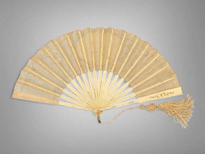 Au bord de la rivière, Japon, vers 1900.
Éventail...