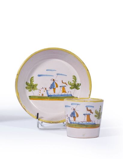 MOUSTIERS.
Tasse litron et sa sous-tasse...