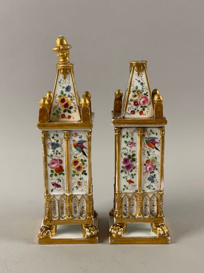 PARIS.
Paire de vases de style cathédrale...