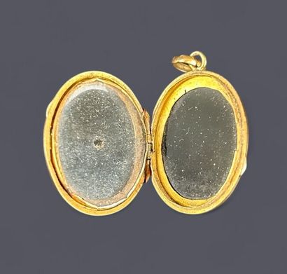 Oval pendant in 18k (750 thousandths) gold,...