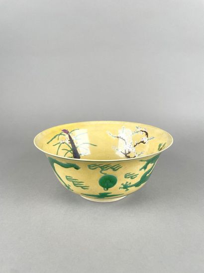 CHINE. 
Grand bol à fond jaune décoré aux...