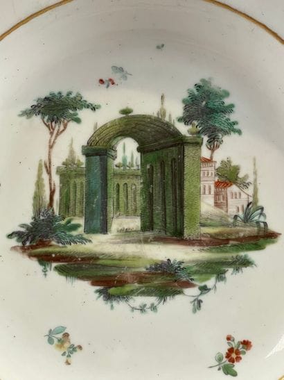 ITALIE, Cozzi.
Assiette creuse à décor d'une...