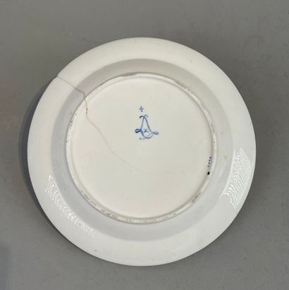SÈVRES. 
Paire de beurriers ronds couverts...