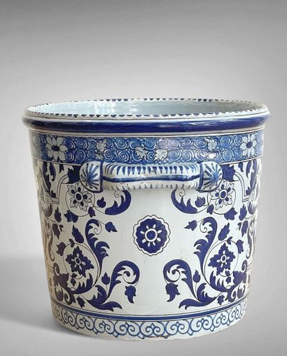 NEVERS, Manufacture Montagnon.
Grand cache-pot...